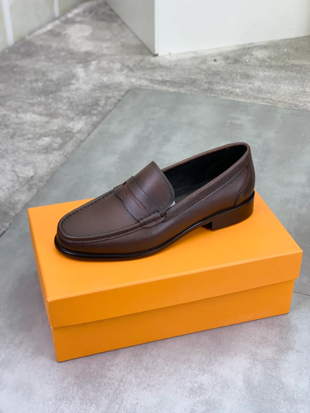 Men's men's shoes 💰P520 New style 💶[LOUIS VUITTON] Water-dyed Niuli Original order New style 🍀LV Louis Vuitton *——Top version of LV classic leather shoes! Made of imported original calfskin, original leather side strips and wear-resistant high-end rubber outsole! High quality products! Color: Black optional Size: 39-44 (45 customized)